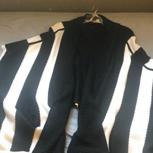 Cardigan with pockets and sleeve